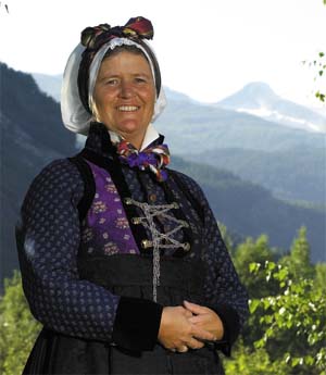 <br><i>Trøye i blått, mønstra bomullstøy kanta med fløyel. Det er funne trøyer både i silke og mønstra bomull, men flest i ull. Alle er kanta med fløyel. Vadmål hadde dei fleste råd til, for det laga dei sjølve. Silke og bomull var dyre kjøpe